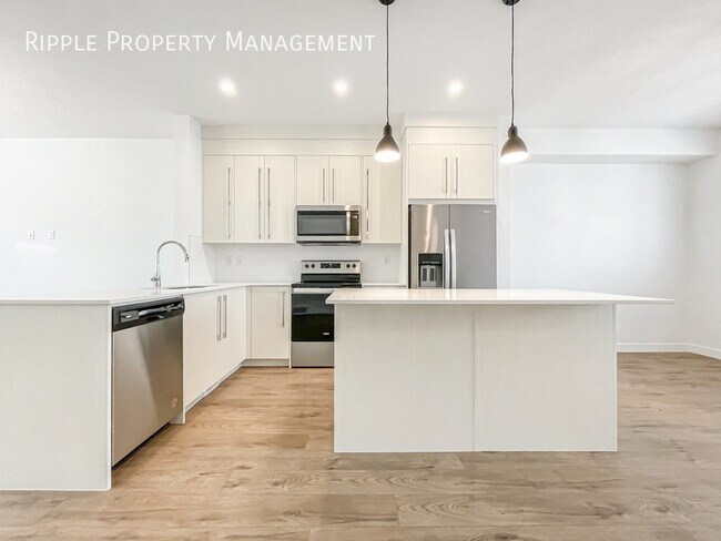 Building Photo - MODERN & SPACIOUS 3 BEDS, 2.5 BATHS TOWNHOUSE | DOUBLE ATTACHED GARAGE