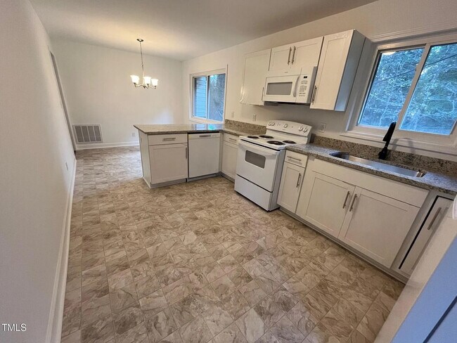 Foto del edificio - Room in Single Family Home on Forge Rd