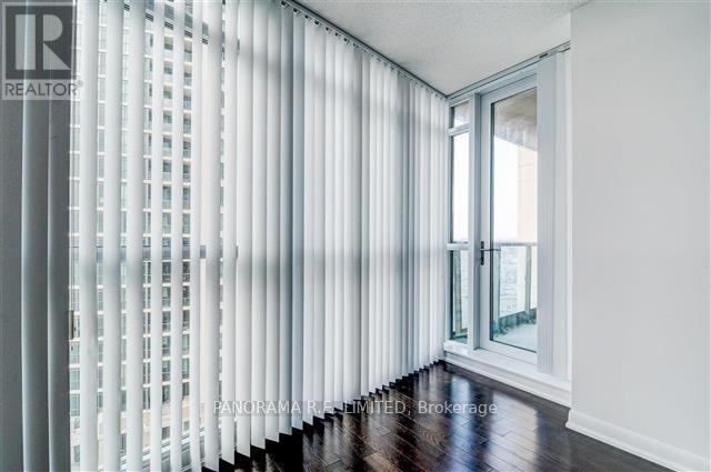 Photo du bâtiment - 215-1215 Sherway Gardens Rd