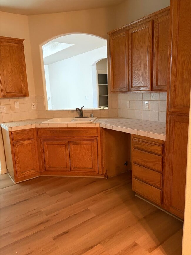 Foto del edificio - Spacious Single Story Home with Large Private Backyard & Covered Patio