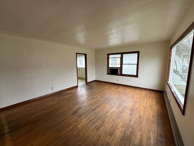 Foto del edificio - Cute 2 Bedroom House with Hardwood Floors!