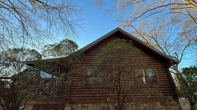 Foto del edificio - Log Cabin in Oconee on a 1.357 acre neighborhood wooded lot!