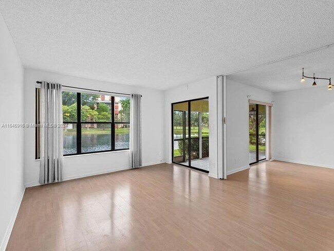 Building Photo - 2310 S Cypress Bend Dr