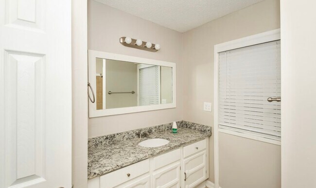 Building Photo - 101 16th Ct Cir NE