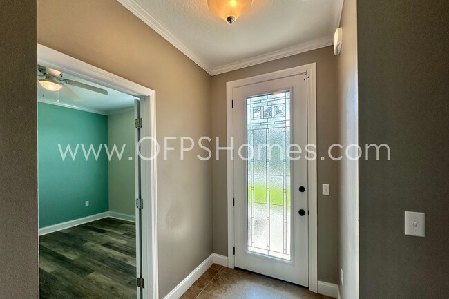 Building Photo - South Crestview 4/3 Available NOW!