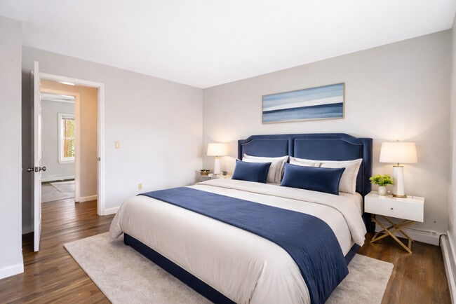 Dormitorio con suelo de madera noble - Enby Gardens