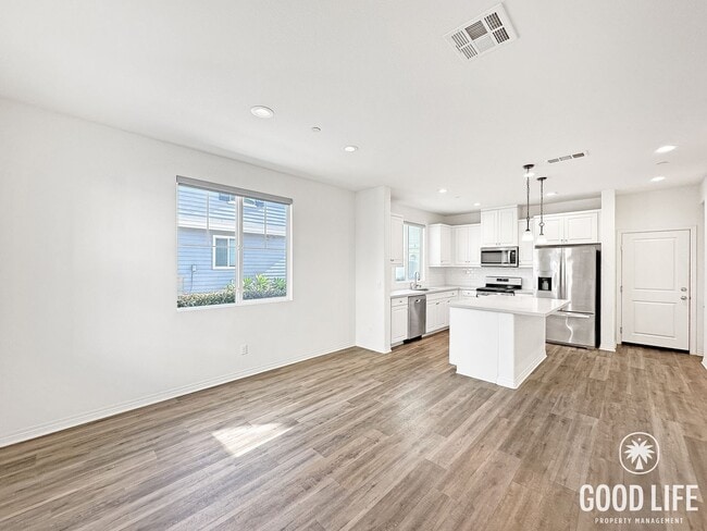 Building Photo - Beautiful 3B/2.5BA Townhouse in Imperial Beach with Loft, Private Patio & 2-Car Garage