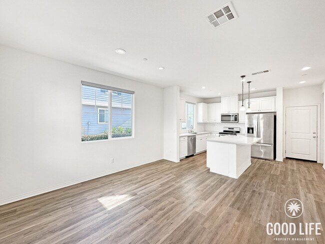 Foto del edificio - Beautiful 3B/2.5BA Townhouse in Imperial Beach with Loft, Private Patio & 2-Car Garage