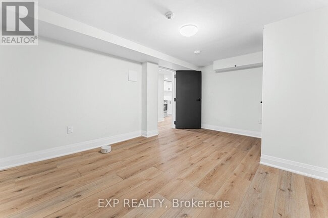 Building Photo - 952 Main St E