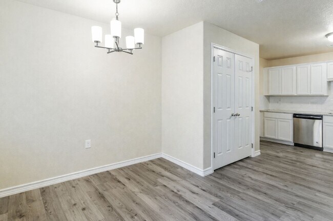 Foto del edificio - AVAILABLE NOW!!