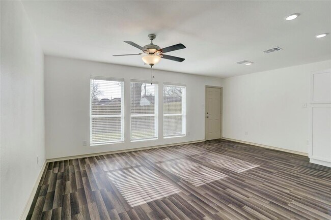 Foto del edificio - 8109 Corinth St