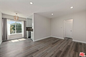 Building Photo - 1330 S Barrington Ave