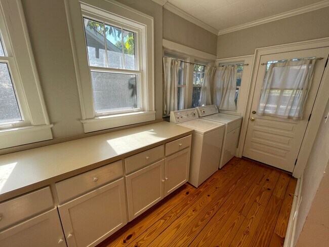 Building Photo - 2BR Cottage in Woodmont/West End