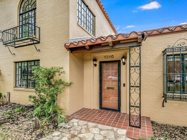 Building Photo - Clarksville Spanish Bungalow