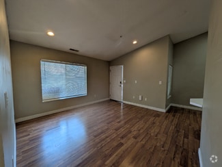 Building Photo - 861 W Columbia Ln
