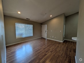 Building Photo - 861 W Columbia Ln