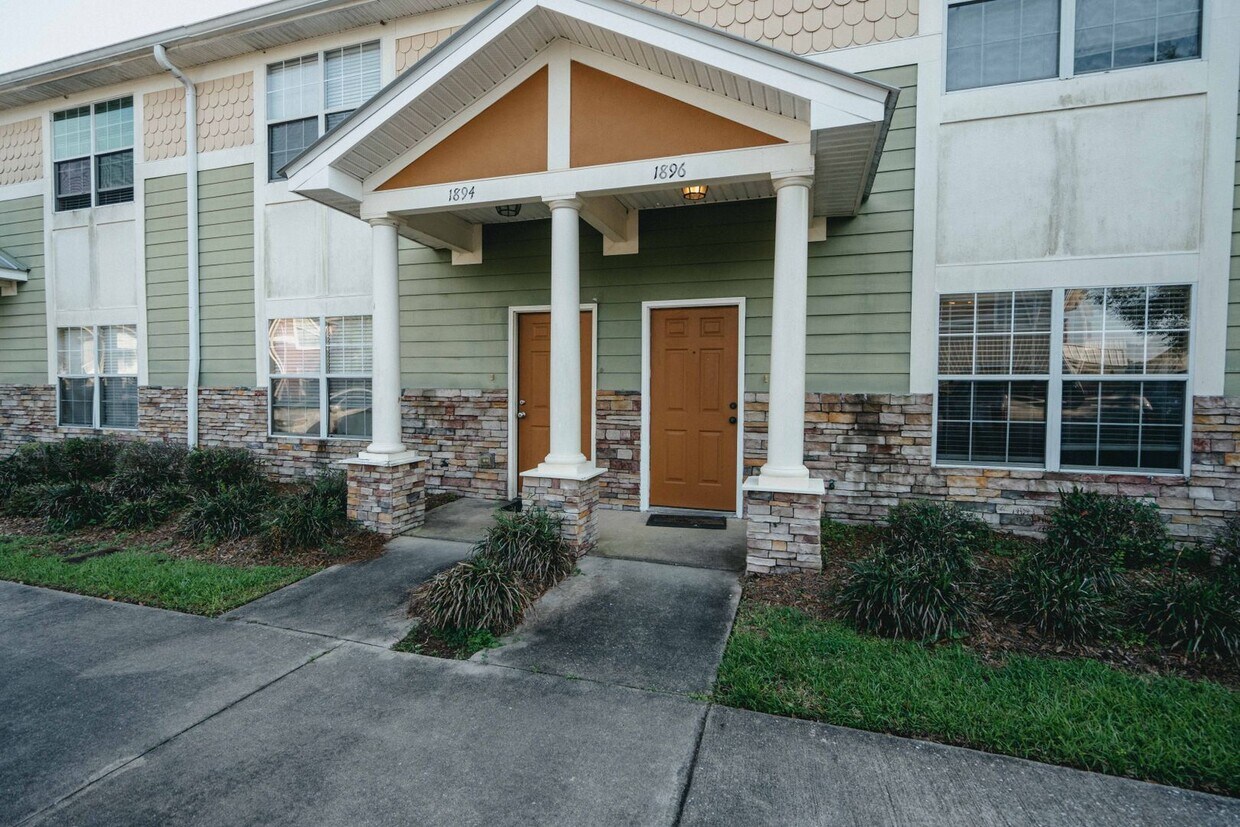 Foto principal - Super cute 3 Bedroom/3Bathroom Townhome in...