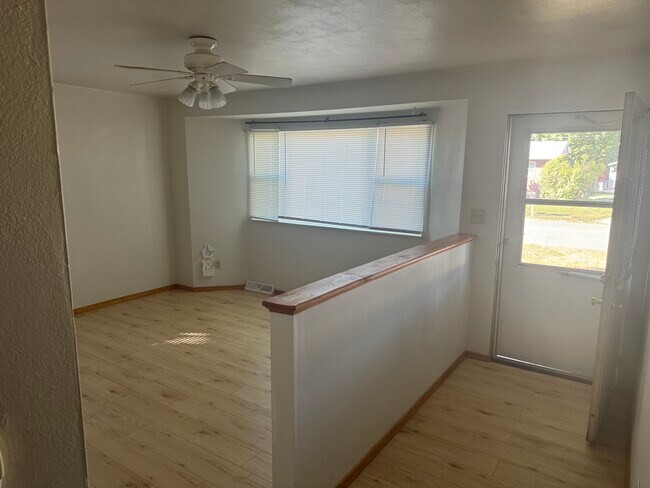 Living Room / entry way - 1811 Huntington Rd