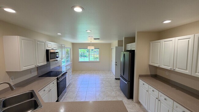 Building Photo - Maui Lani Island & Bluff Gated Community, Centrally Located!