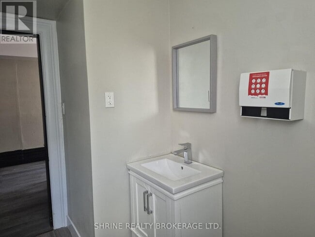 Building Photo - 607 Queens Ave