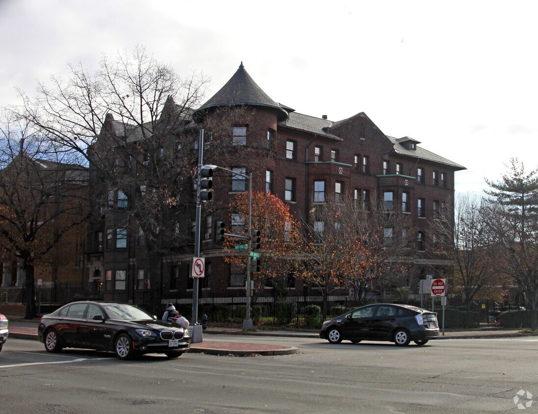 Primary Photo - Augusta Apartment House