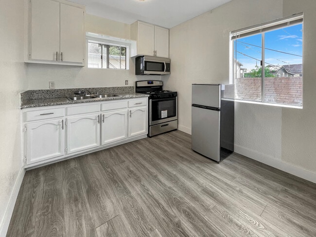 Building Photo - 1354 W 36th Pl