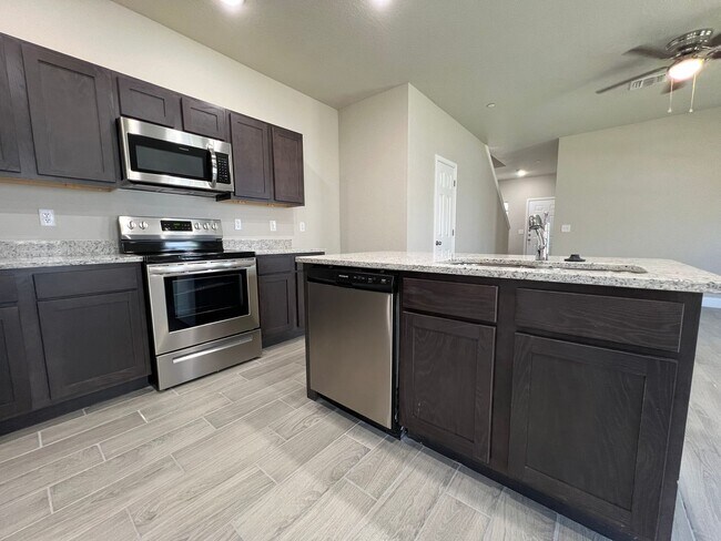 Building Photo - 3-bedroom, 2.5-bathroom townhome in Live Oak!