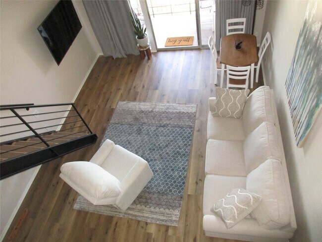 Foto del edificio - 12600 Melville Dr
