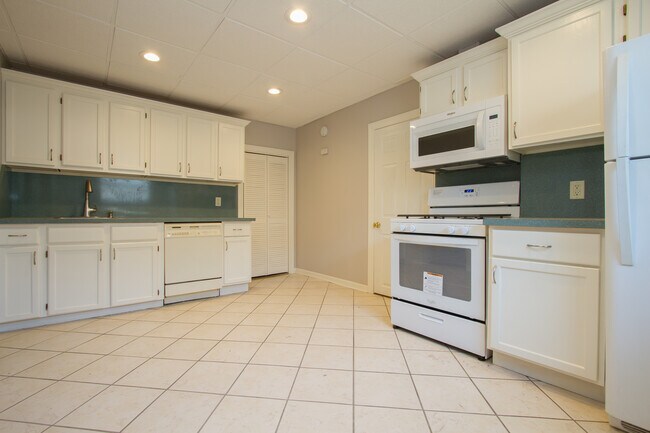 Building Photo - 5112 W Dakin St