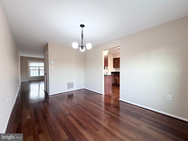 Foto del edificio - 203 Autumn Flower Ln