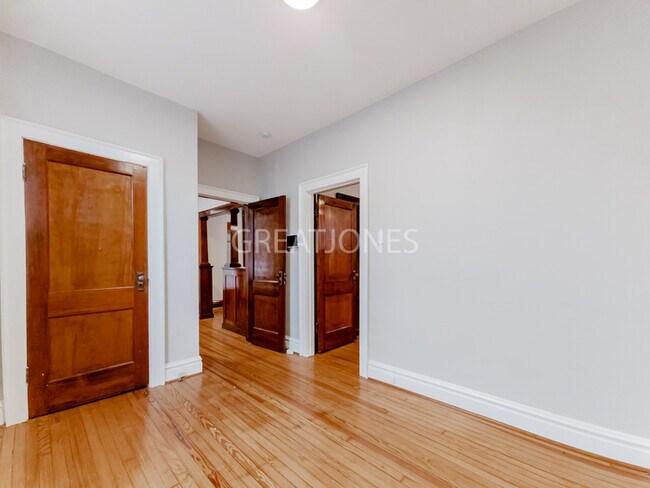 Building Photo - Charming 2 bedroom home in St. Louis!