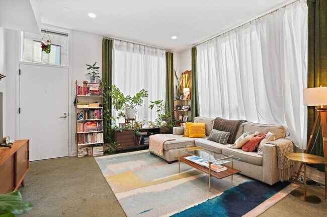 Las ventanas que llegan hasta el techo permiten la entrada de luz solar. - 1414 Belmont St NW