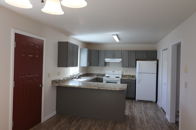 Kitchen w/break bar, pantry - 714 Barnett Ave