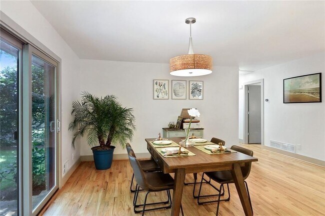 Foto del edificio - 1995 Commodore Ln