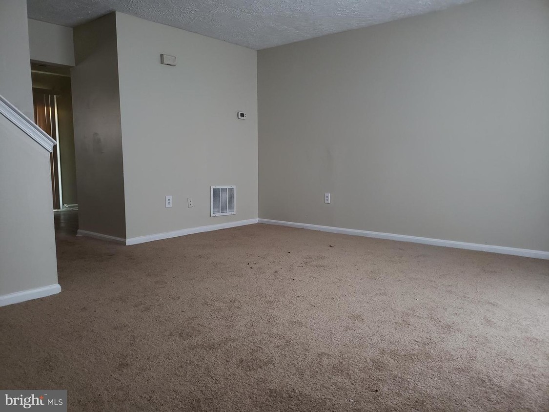 Primary Photo - 2422 E Rosecroft Village Cir