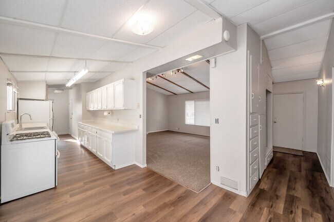 Foto del edificio - Beautiful Newly Renovated 3 Bed - 1 Bath Pet Friendly Home in Bountiful! Available NOW!
