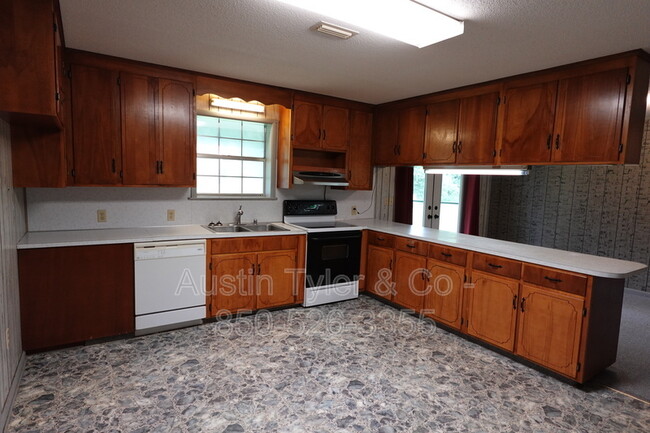 Building Photo - 4850 Dogwood Dr