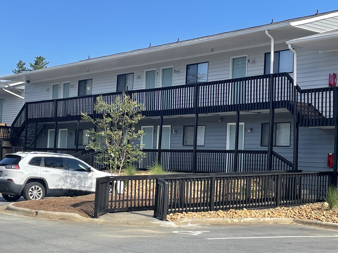 Exterior - Pepper Tree Apartments