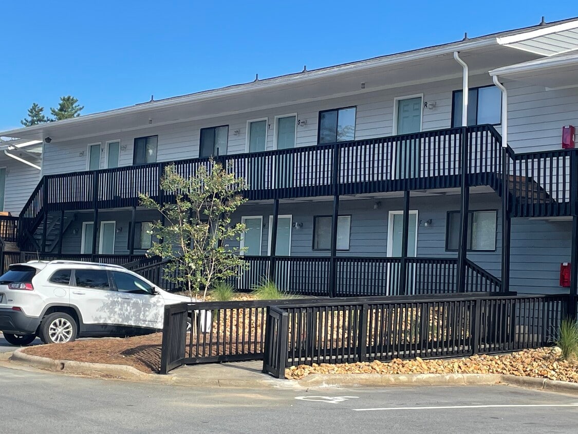 Primary Photo - Pepper Tree Apartments