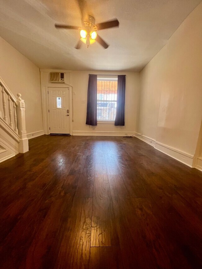 Foto del edificio - Stunning 3-Bedroom Townhome by LaSalle! Available NOW!