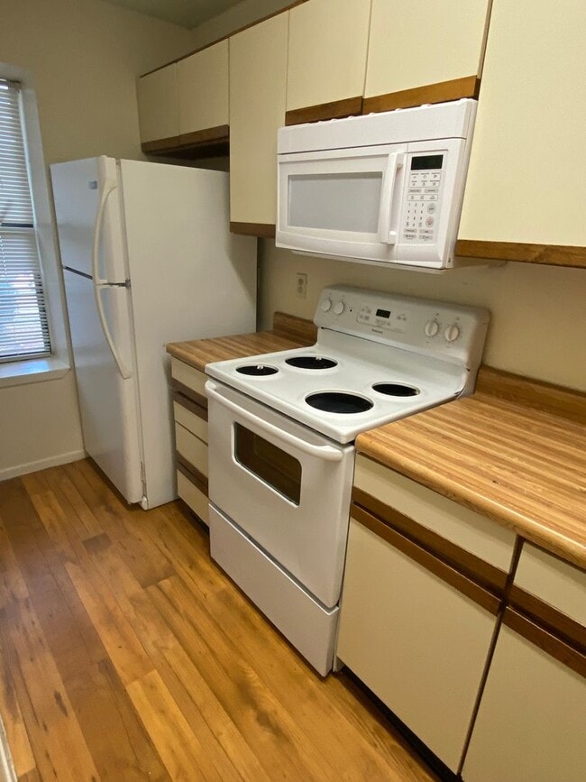 Building Photo - 2 bedroom condo by UNT