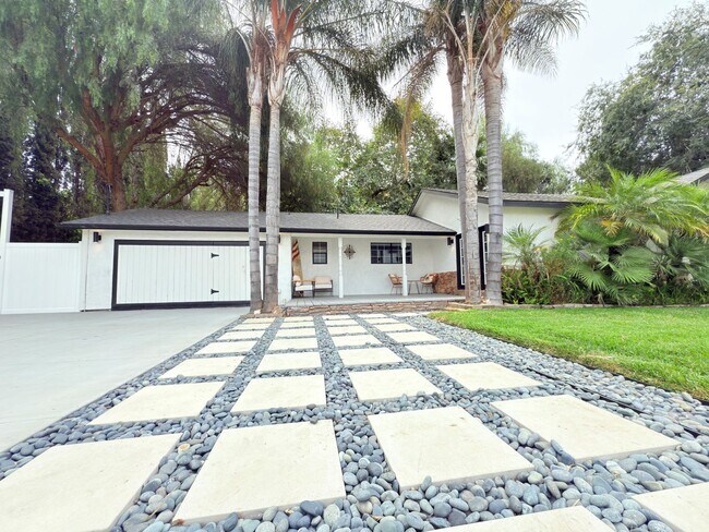 Building Photo - Luxury 3-Bedroom + Bonus Room Home in Gate...