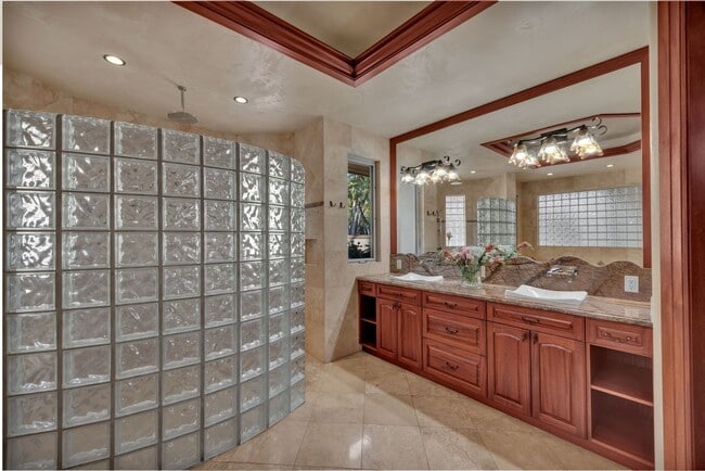 Foto del edificio - Island Elegance: 4-Bedroom Luxury Retreat with Infinity Pool