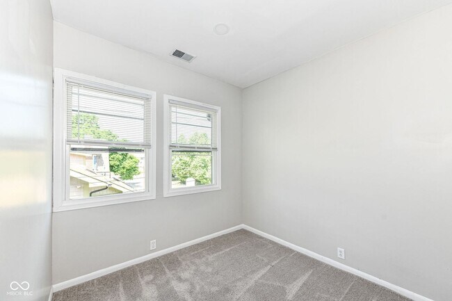 Foto del edificio - Three Bedroom Duplex Located Near Meridian St and 30th Street