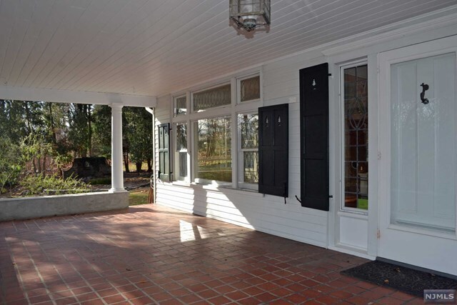 Building Photo - 577 W Saddle River Rd