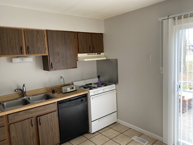 Building Photo - 5793 Creekview Ct W