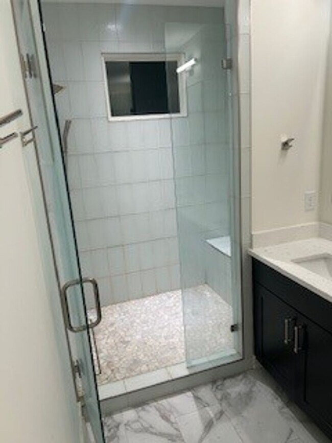 Foto del edificio - Stunning 3BE/3.5BA brownstone in the heart...