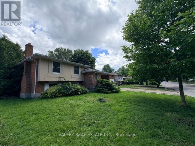 Building Photo - 63 Paperbirch Crescent