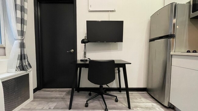 Photo - 308 W 18th St Apartments