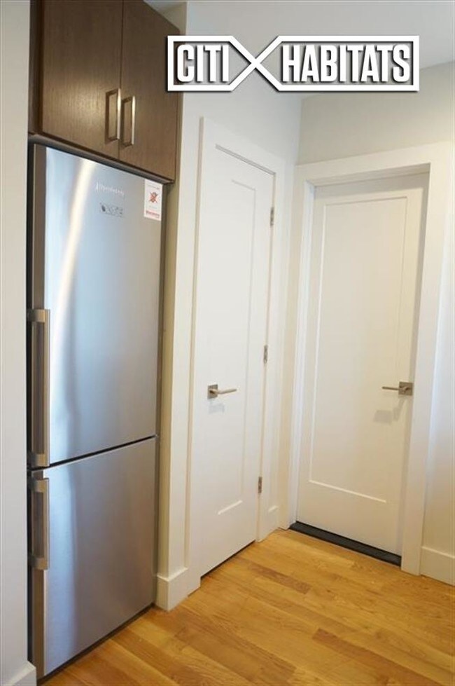 Foto del edificio - 300 E 83rd St